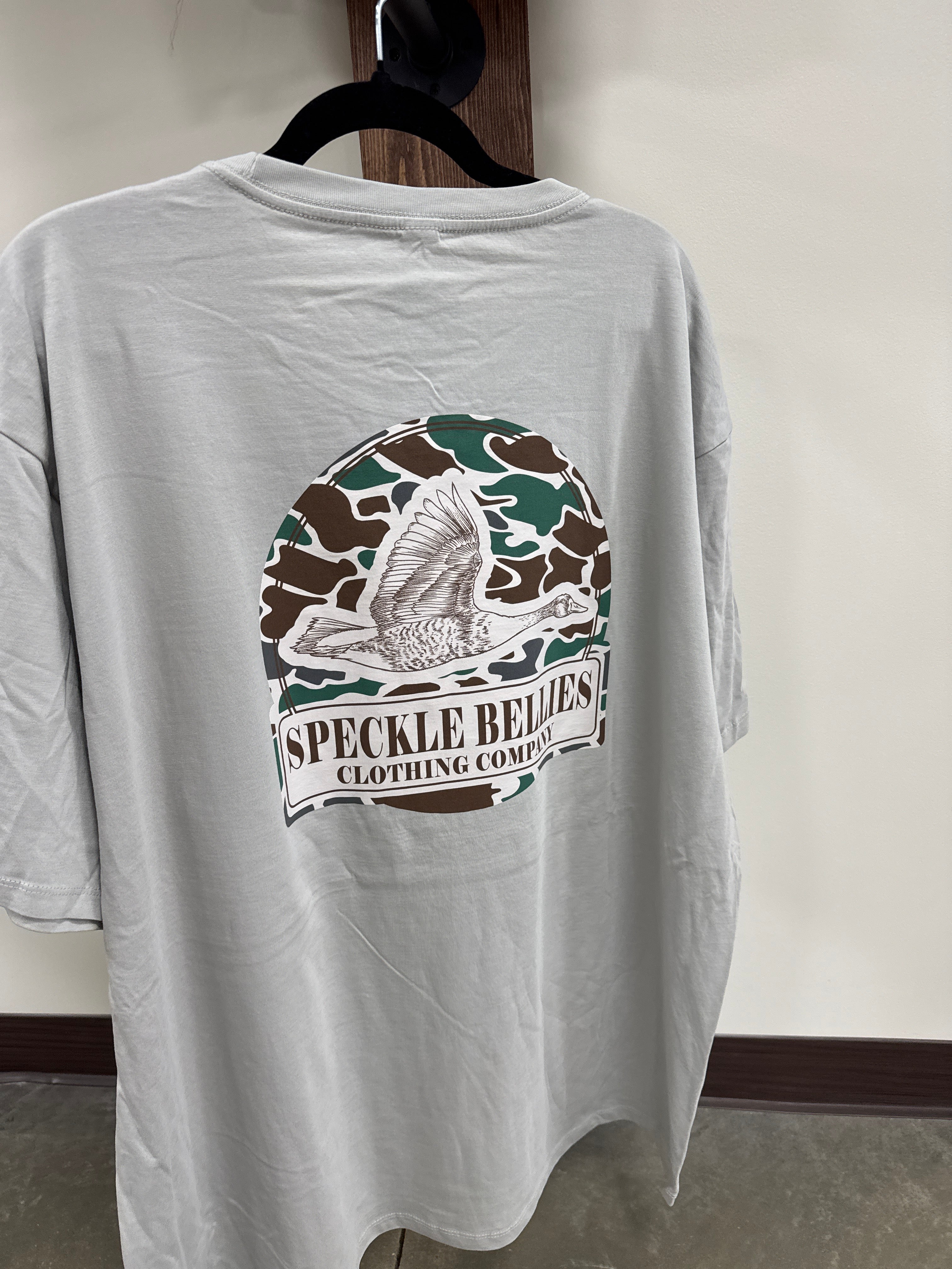 Speckle Bellie-CAMO ARCH LOGO Pocket Tee