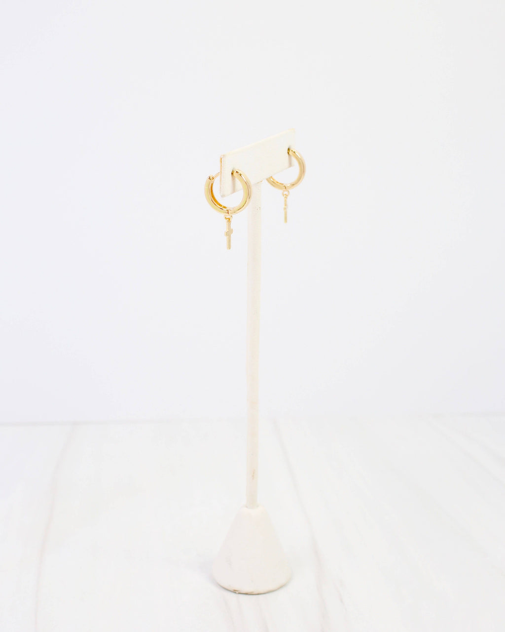 Scarsdale Cross Huggie Earring WR Gold